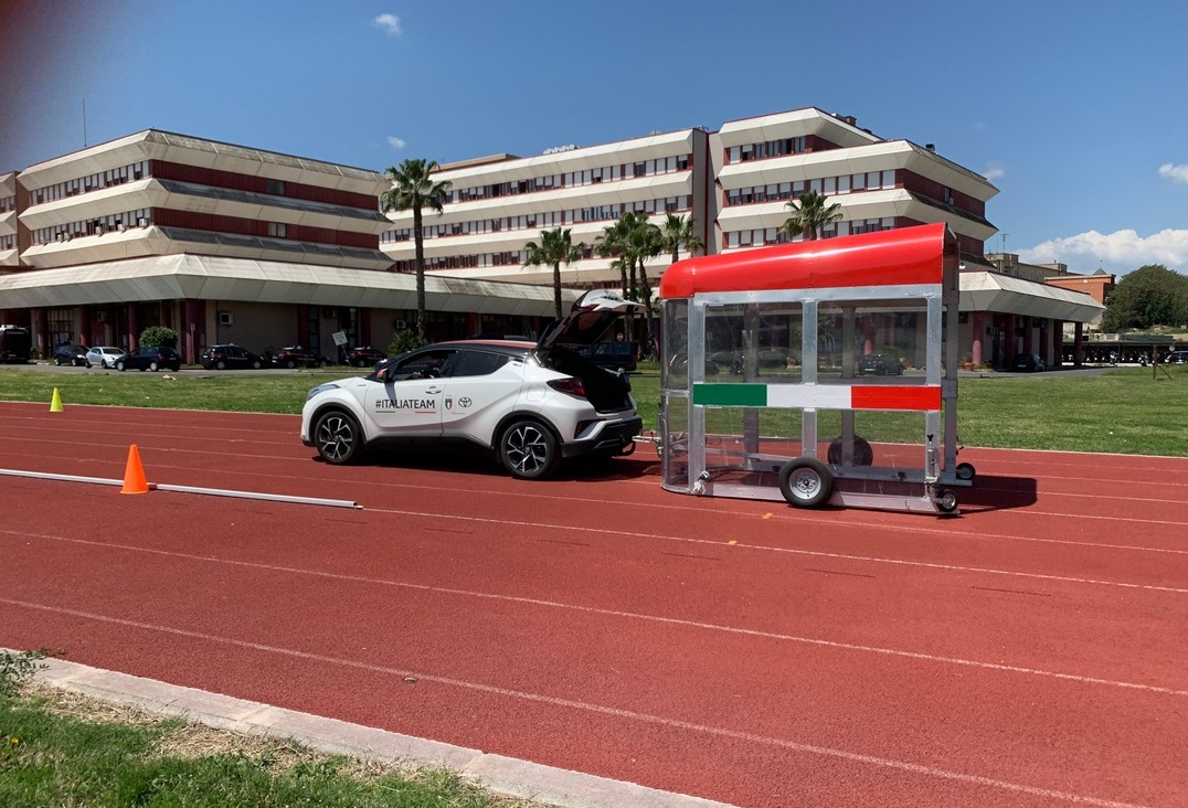 Lo scudo aerodinamico sulla pista della Caserma dei Carabinieri "Salvo d'Acquisto" per le atlete del mezzofondo veloce