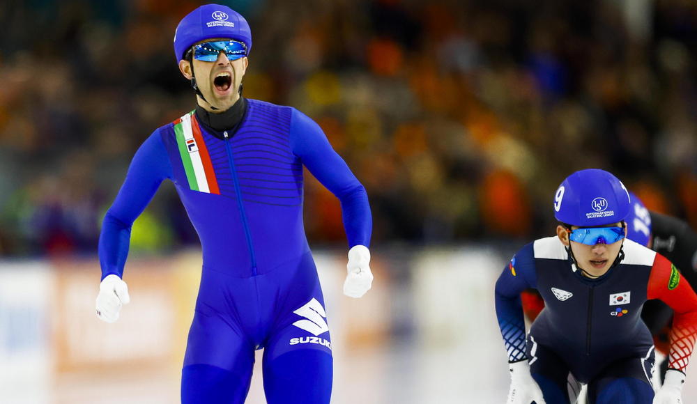 Mass start: Giovannini sbanca Heerenveen e fa sua la Coppa del Mondo. Secondi gli azzurri dell'inseguimento