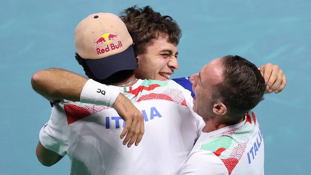 Cobolli e Berrettini mattatori a Bologna: l’Italia vince la terza Coppa Davis di fila. Buonfiglio: "Magnifici"