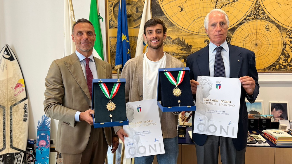 Musetti breaks into ATP Top10 and receives the Collare d'Oro from Malagò and Mornati for Davis Cup triumph. CONI President: “We are proud of you”