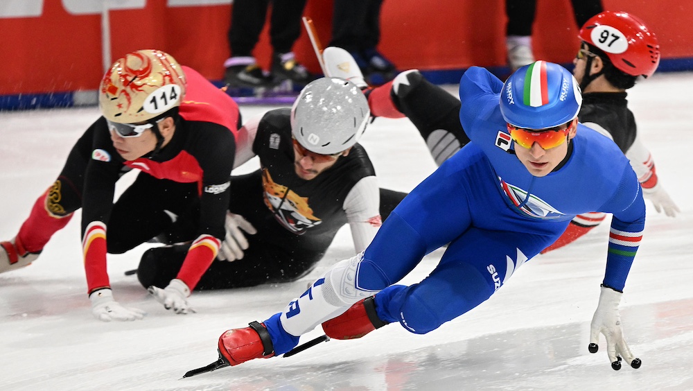 World Tour: la staffetta maschile azzurra trionfa a Milano, Sighel secondo nei 1.000 metri, altri due podi per Fontana