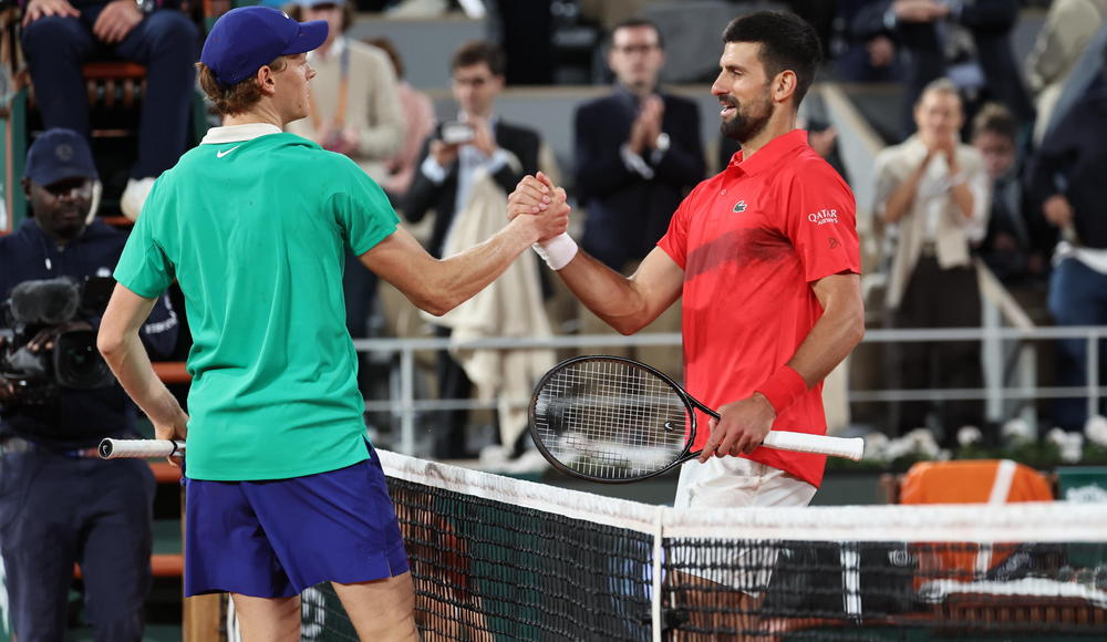 Roland Garros, Sinner vince il duello contro Djokovic: 49 anni dopo un azzurro è di nuovo in finale a Parigi