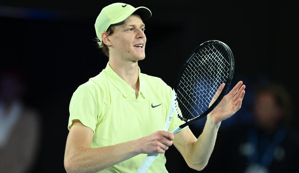 Jannik Sinner è di nuovo in finale agli Australian Open: sconfitto in tre set Ben Shelton a Melbourne
