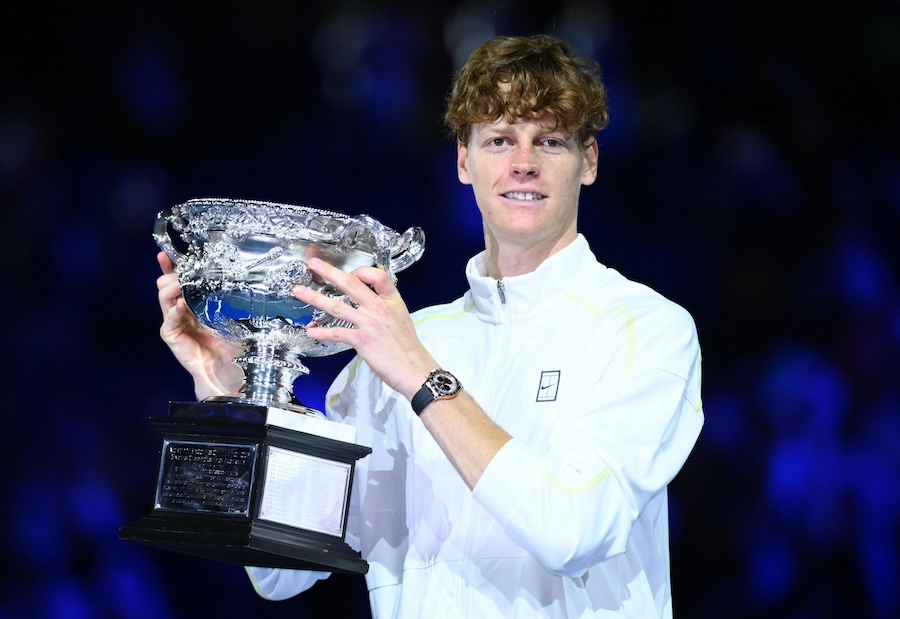 Sinner con trofeo Melbourne 2025