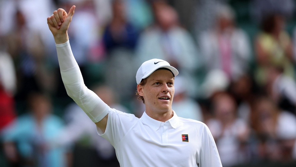 Sinner batte Djokovic, vola in finale e diventa il terzo azzurro della storia a raggiungere l’ultimo atto di Wimbledon