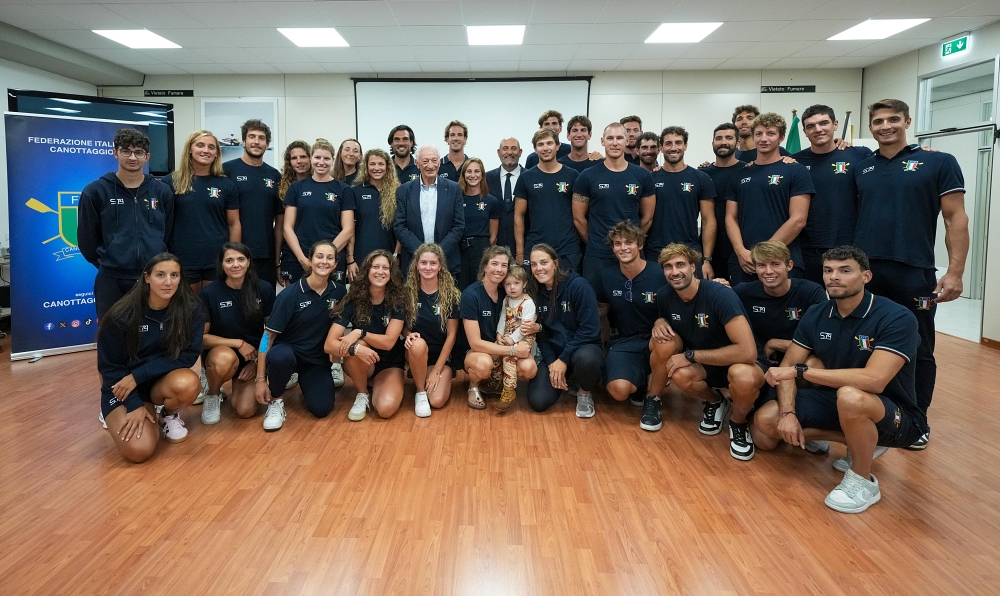 Buonfiglio in visita alla Nazionale di canottaggio in ritiro a Piediluco, "in bocca al lupo per i Mondiali di Shanghai"