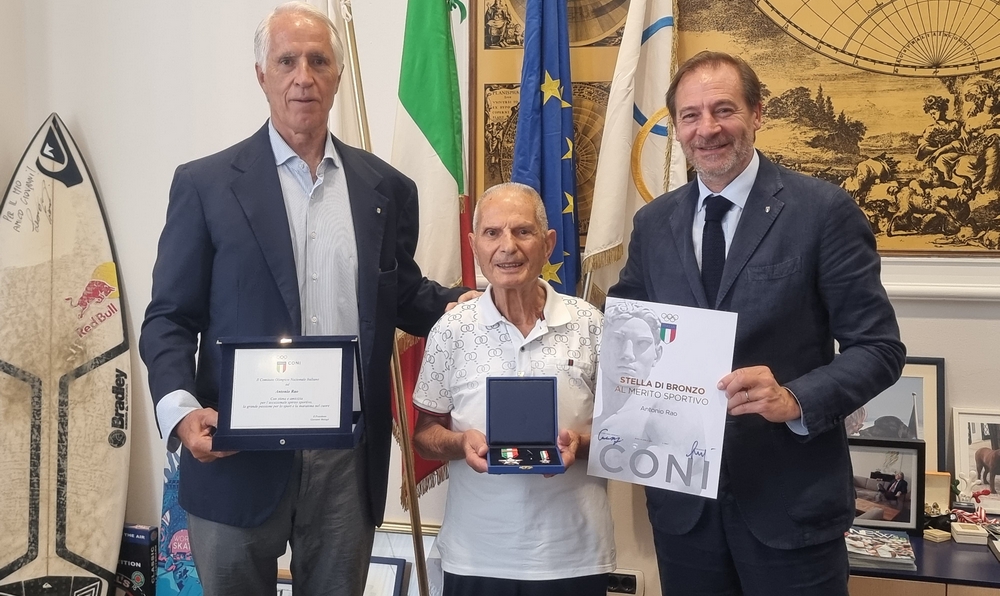 Il Presidente Malagò e il Presidente FIDAL Mei premiano il maratoneta ultranovantenne Antonio Rao