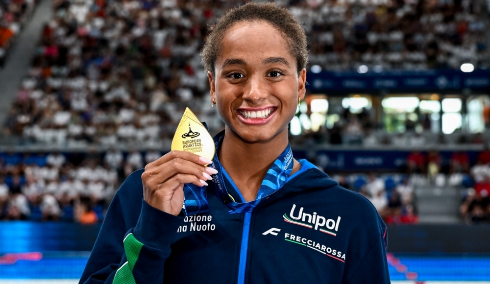 Parigi, Sara Curtis sul tetto d'Europa: storica medaglia d'oro e altro record del mondo nei 50 dorso