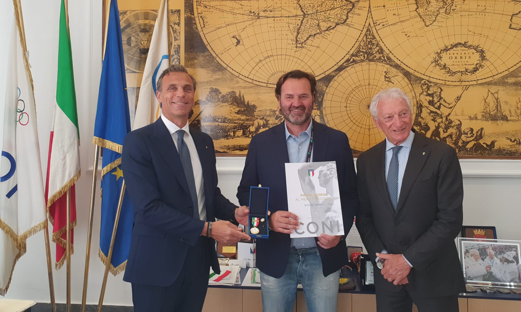 Buonfiglio e Mornati consegnano la Palma d'Oro al merito tecnico a Simone Tartarini, allenatore di Lorenzo Musetti