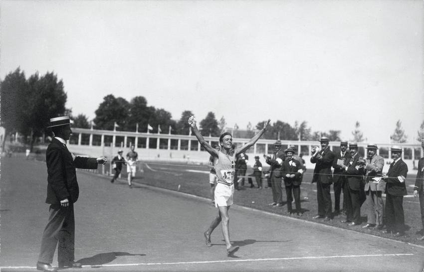 Ugo Frigerio firma la prima vittoria olimpica dell’Atletica italiana nella 10km di marcia