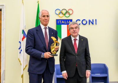 Il Presidente CIO Bach incontra al CONI lo sport italiano. Malagò premiato con 