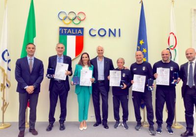 Il Presidente Malagò e il Segretario Mornati consegnano le onorificenze ai rappresentanti dell'Istituto di Medicina e Scienza dello Sport CONI