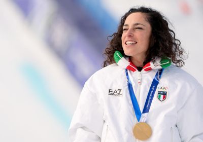 Sci alpino, leggendaria Brignone: l'azzurra vince il super-G davanti al Presidente Mattarella