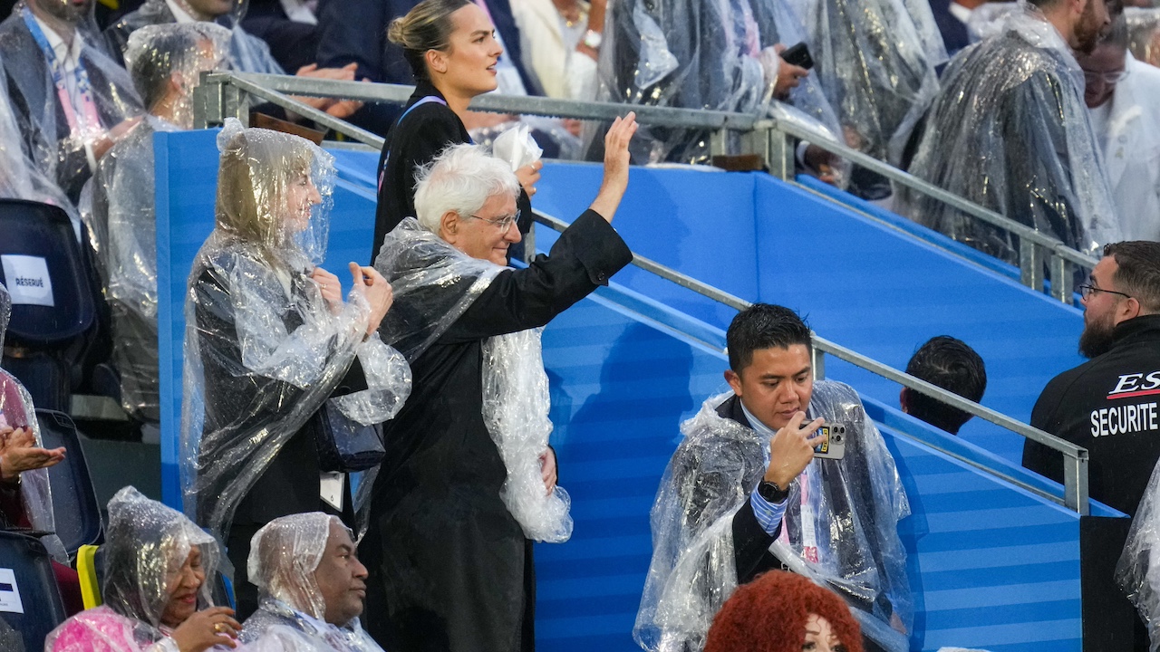 Spettacolo alla Cerimonia di Apertura di Parigi 2024: l’Italia Team naviga sulla Senna davanti al Presidente Mattarella